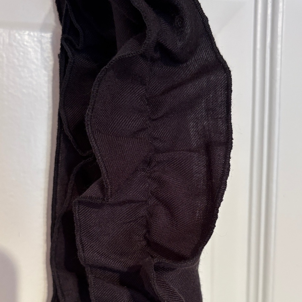 Elegant Black Ruffled Scarf - Picture 3 of 3